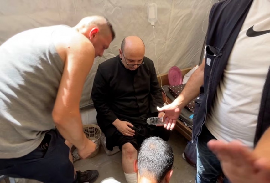 Ampliar El párroco de Gaza que llamaba al papa Francisco a diario, herido en un ataque de Israel