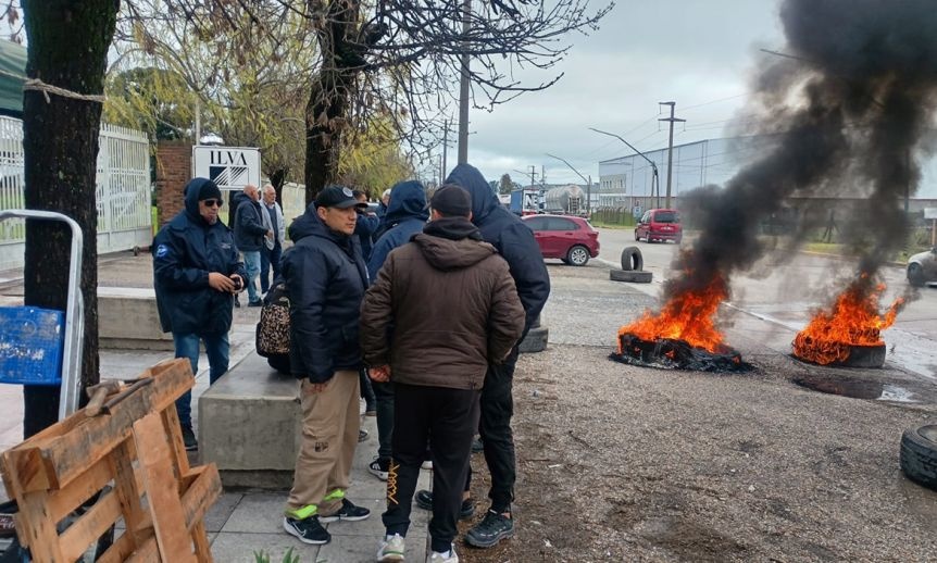 Ampliar Acampe frente a una planta en Pilar por el anuncio de 300 despidos