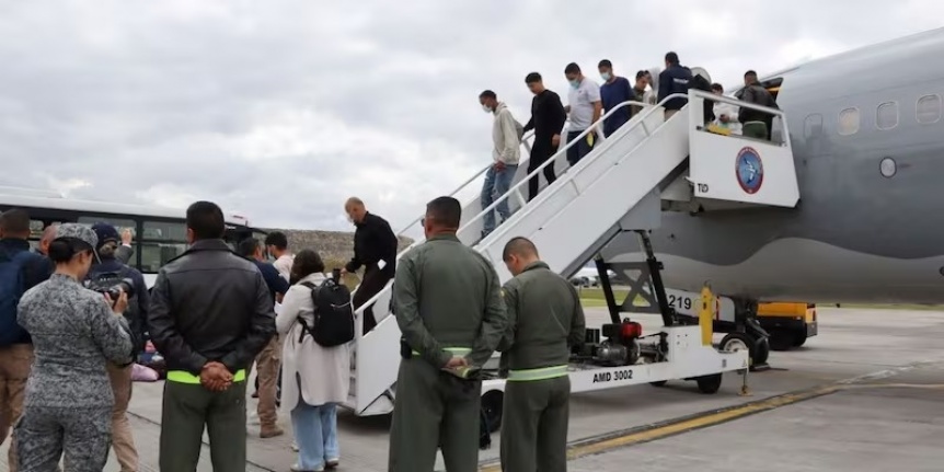 Ampliar Llegará al país el primer vuelo con argentinos deportados por el gobierno de Trump
