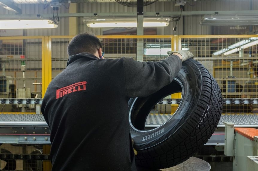 Pirelli a boxes: la multinacional se ajusta y reduce a la mitad su plantilla de trabajadores