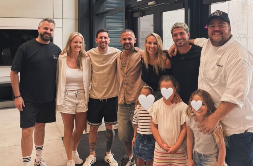 Ampliar El emotivo encuentro entre Dario Barassi con Lionel Messi y Rodrigo de Paul