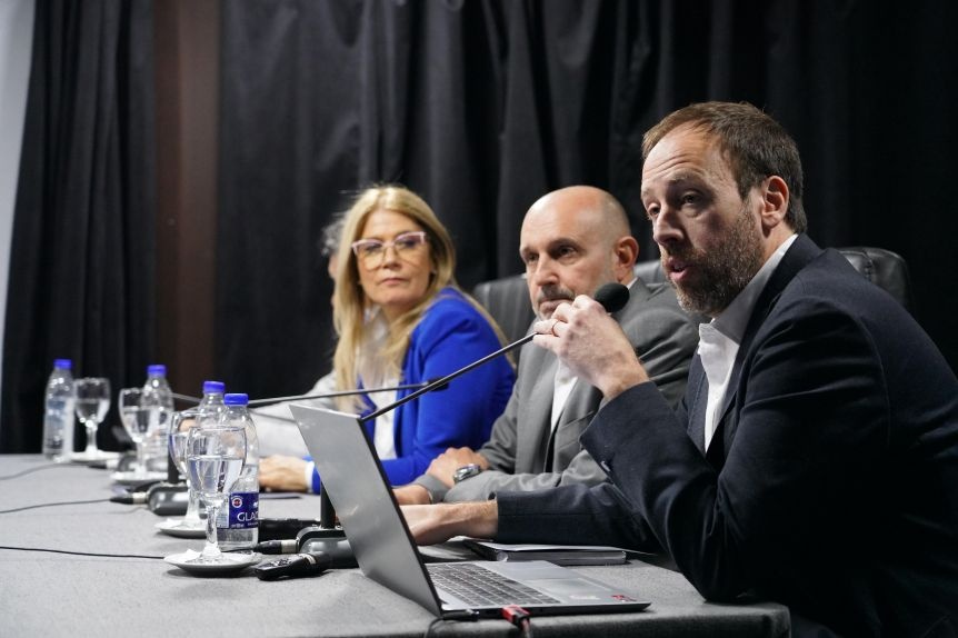 Ampliar Pablo López y Cristian Girard expusieron ante legisladores bonaerenses los pormenores de la Ley de Leyes y la Fiscal Impositiva. E