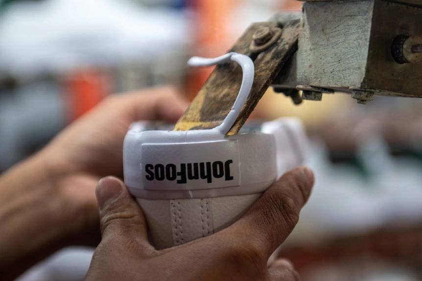 Gigante de las zapatillas deja de producir en PBA para importar desde China