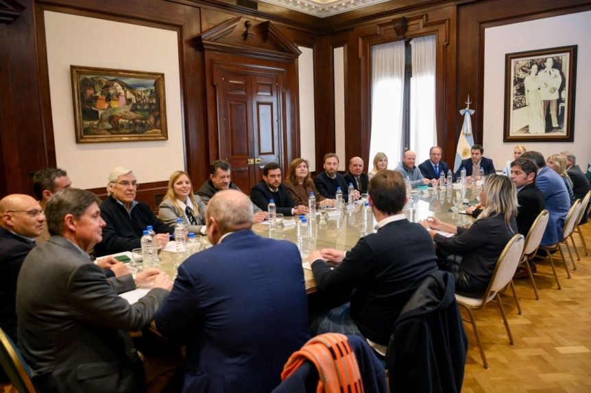 18 intendentes firmaron convenios para compra de maquinaria con Provincia Leasing